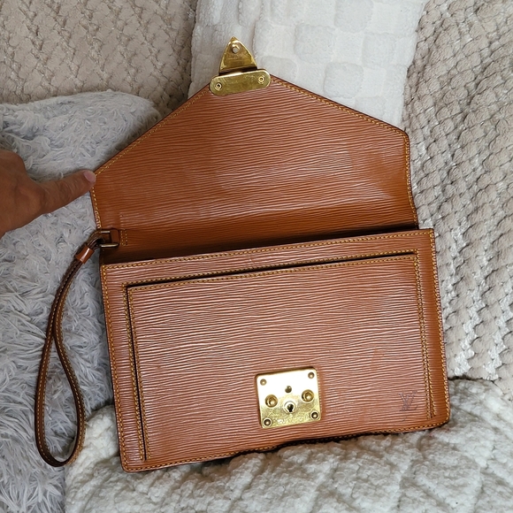 Louis Vuitton Epi Leather Sellier Dragonne Clutch-Crossbody.. Authentic..!!! - Picture 8 of 16